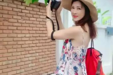 李雲龍媳婦曬近照,著裝清涼打扮時髦超少女,不看臉真以為小姑娘