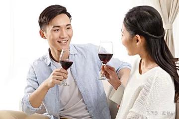 前夫和我喝了幾杯紅酒，我紅著臉讓他住這，他如臨大敵放下碗要走