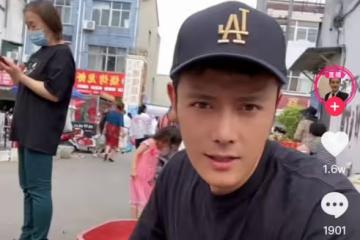 37歲男演員回鄉下居住，在縣城擺地攤賣菜，還滿身是泥下河撈蝦
