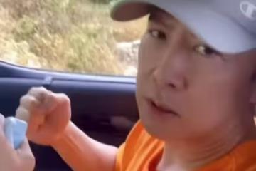 甄子丹回老家深山祭祖!甄氏陵墓宏偉壯闊,帶妻兒獻花鞠躬不忘本