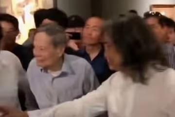 99歲楊振寧現身畫展，手拄拐杖精神足，與翁帆十指相扣大秀恩愛