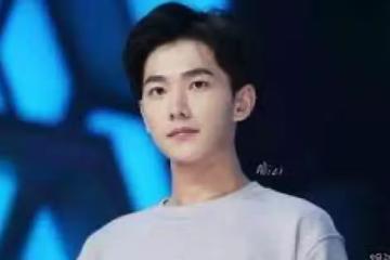 楊洋自稱上學「沒人追」，大家不信，看到「初中合影」後都愣了！_小伙_娛樂_時候
