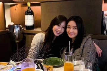 56歲一代性感女神扎低馬尾素顏買小吃，自嘲：肥了老了沒有吸引力