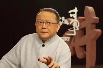 演員王剛：60歲老來得子，74歲還在拚命工作，兒子還小不敢老去