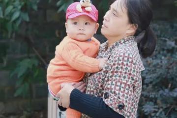 婆婆把孩子照顧的挺好，我卻悔的場子都青了，大家千萬別學我
