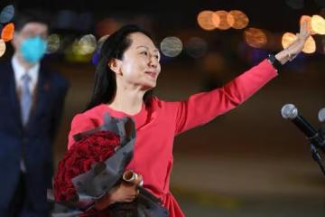14年後再看孟晚舟才明白:嫁小三歲丈夫劉曉棕的她,到底有多幸福