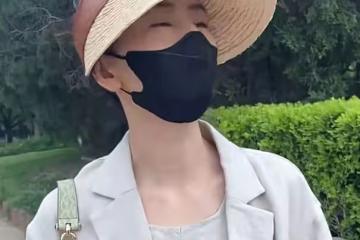 高圓圓逛朝陽公園，不戴口罩坐檯階上休息無人識，穿緊身裙似少女