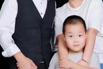 43歲男星被前妻控訴家暴，本人曬一家三口合照回應，態度模糊不清