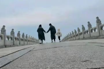 孫紅雷一家三口外出慶紀念日，與妻子甜蜜牽手，5歲女兒長腿吸睛