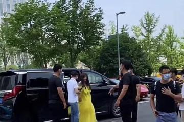55歲溫碧霞給網紅站台,穿著隆重像走紅毯一樣,還被翁虹攙扶