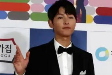 36歲宋仲基因外婆去世,面容憔悴不像樣,錯失影帝仍強顏歡笑