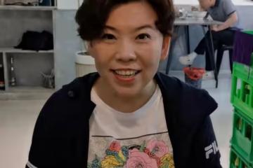 鄧亞萍現身街邊飯館就餐，只點一碗素麵大口吃，不戴口罩沒人認出