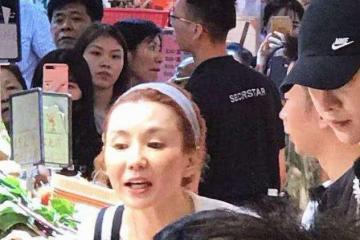 張曼玉老到不敢認，雙頰凹陷枯瘦憔悴，背影佝僂像拾荒老人！