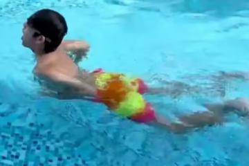 林志穎兒子豪宅游泳！12歲kimi身材高大四肢壯，全身黝黑腳底超白