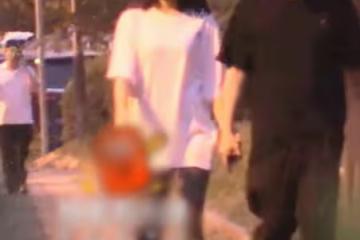 女星離婚2年疑戀愛!與男子親密牽手回家,還開豪車多次出入酒店
