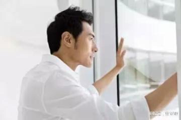 老公大我20歲,我買8萬的包,他罵我還把卡收了,我打了他一巴掌