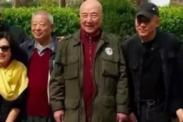 25年後,李連杰和前妻又在一起了,黃秋燕的站位令人心酸