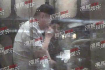 69歲陳凱歌帶二婚老婆聚會，挺大肚步履蹣跚，一旁陳飛宇不修邊幅