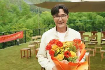 54歲江珊惹爭議,參加殺青宴雙手親密挽上吳剛,二婚秘嫁田小潔