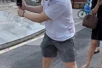 英達兒子街上排隊做核酸,練習打球姿勢怪異,引發旁人圍觀惹爭議