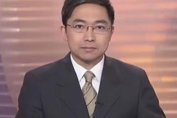 突發！香港知名主持人婚內出軌，上班時間與陌生女子當眾調情被拍