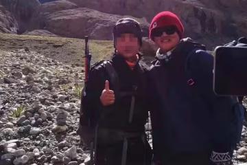 53歲孫楠疑帶二婚老婆登山,隨處拋物惹爭議,臉曬通紅模樣大變