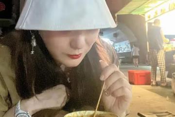 44歲譚晶回山西老家,在路邊攤旁蹲坐吃臭豆腐,不戴口罩無人識