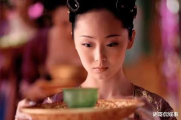 她是「謀女郎」之一，一夜爆紅後忽然淡圈，如今也低調復出