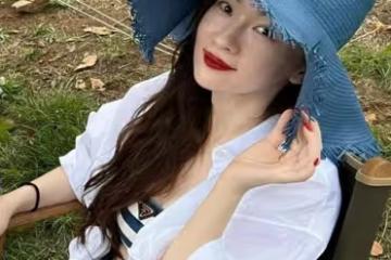 霍思燕與好友出遊,穿白襯衣露平坦小腹,身上一件背心近3000元