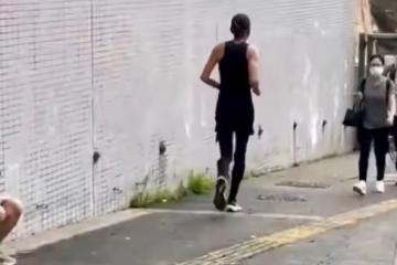67歲周潤發街頭慢跑,健美身材惹人羨,與學生打招呼毫無架子