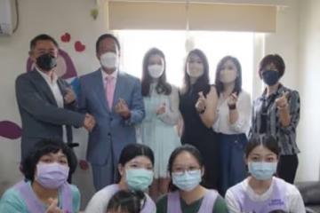 富士康老闆娘陪71歲老公出席活動，47歲穿短裙身材好，渴望生4胎