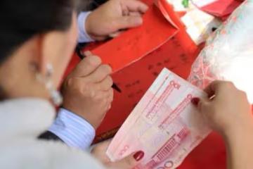 兒子住院前夫哭窮,夜裡病房外傳來敲門聲,看見來人我淚水打轉