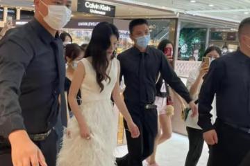 33歲文詠珊近照曝光，穿深V白裙獲保鏢開路，專人在前面打燈