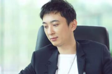 王思聰深夜發動態，發三雙鞋子價格昂貴，家中內景也曝光
