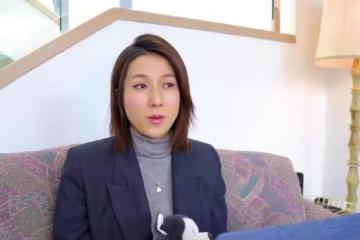 38歲鍾嘉欣懷孕5個月,面色紅潤不忘打扮,住國外豪宅養胎!