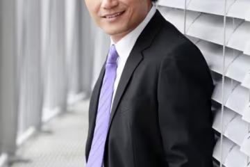 苗僑偉近況曝光！喜迎64歲生日與女兒游湖，一家四口疑定居加拿大