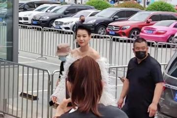42歲胡杏兒現身活動，穿白色露肩裝氣質優雅，比主持人還漂亮