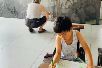 月亮姐姐罕見秀恩愛,甜喊富商老公孩兒他爸,男方長相憨厚顯富態
