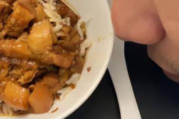 陳坤兒子曬照慶父親節，父子倆同吃一碗滷肉飯，20歲陳尊佑太像爸