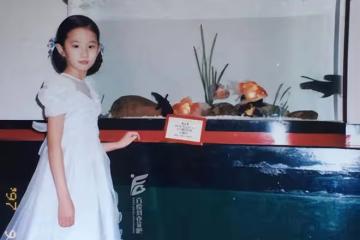 曾被寵成小公主的劉亦菲,為何成了「乾爹」陳金飛的「棄子」?