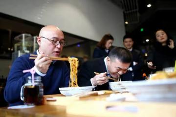 4塊成本賣1千，3年加盟費38萬，明星們割起韭菜來一點都不手軟