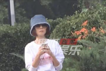 52歲魯豫逛街無人識，穿短褲瘦到腿骨突出，身形單薄衣服空空蕩蕩