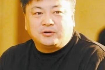 「錢掌柜」洪劍濤：娶8年初戀，48歲出軌已婚女，離婚後再娶前妻