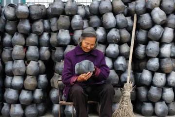 老婦三個兒子，又認了個義子，別人說他為錢來，她卻說：我知道呀