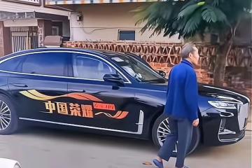 給50萬豪車套保護罩!全紅嬋家人把車當寶貝,停在院子裡精心照料