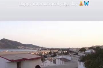 32歲千億兒媳戶外做瑜伽!穿背心大秀完美身材,細腰長腿太吸睛