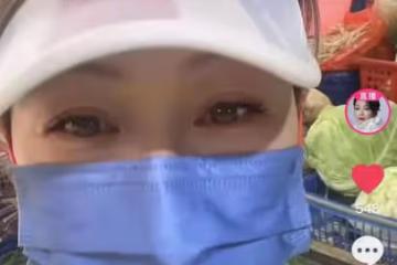 55歲知名港星退休定居內地,打扮樸素逛菜市場,提大包小包笑開懷