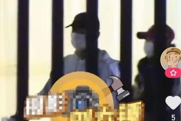 張繼科深夜現身機場,身後還有一神秘女子,兩人一路無交流很謹慎