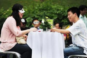 愛上不該愛的人，姑娘苦等五年後，來了個小伙說：這麼巧，我也是