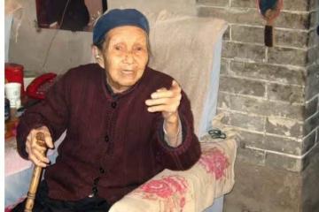婆婆來城裡看孫子，離開時，包里鼓鼓的，偷偷打開，媳婦滿眼淚花
